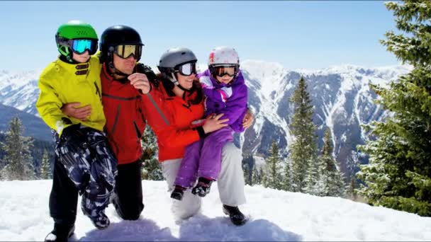 Familia disfrutando de vacaciones de invierno en montañas — Vídeo de stock