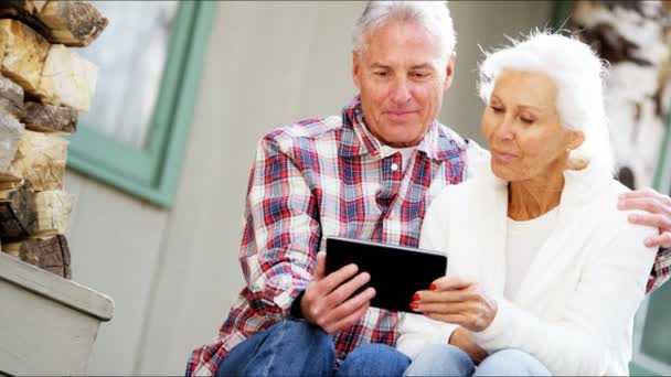 Casal sênior usando tablet digital — Vídeo de Stock