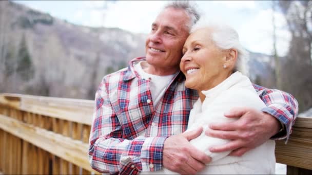 Pareja mayor disfrutando de vacaciones de invierno — Vídeos de Stock