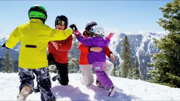 Familia disfrutando de vacaciones de invierno en montañas — Vídeos de Stock