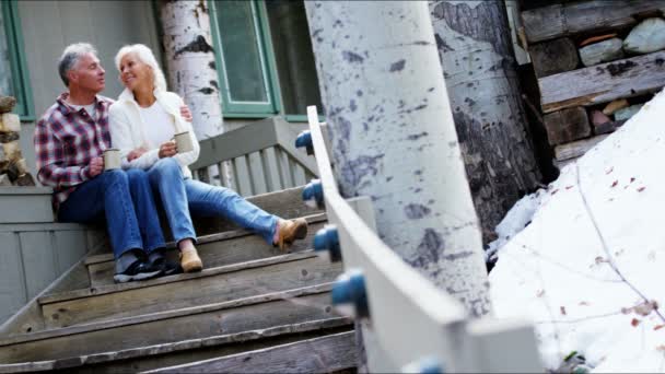 Senior paar koffie drinken op het terras — Stockvideo