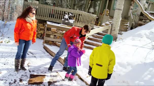 Famiglia caucasica con bambini in casa di campagna — Video Stock