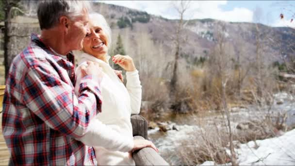 Ανώτερος ζευγάρι απολαμβάνει χειμερινές διακοπές — Αρχείο Βίντεο