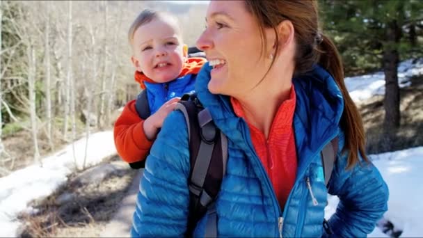 Madre con hijo disfrutando de caminar en parque — Vídeos de Stock