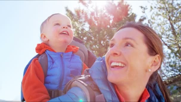 Moeder met zoon genietend van wandeling in park — Stockvideo