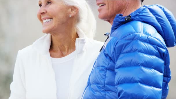 Senior paar genieten van de wintervakantie — Stockvideo