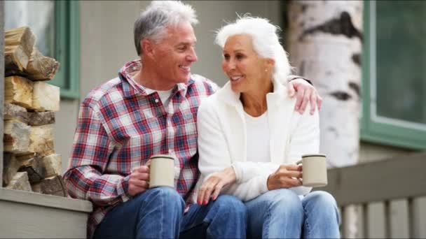 Seniorenpaar trinkt Kaffee auf der Veranda — Stockvideo