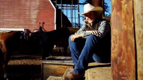 Cowgirl rilassante in cabina — Video Stock
