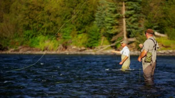 Línea de fundición de pescador en el río de agua dulce — Vídeos de Stock