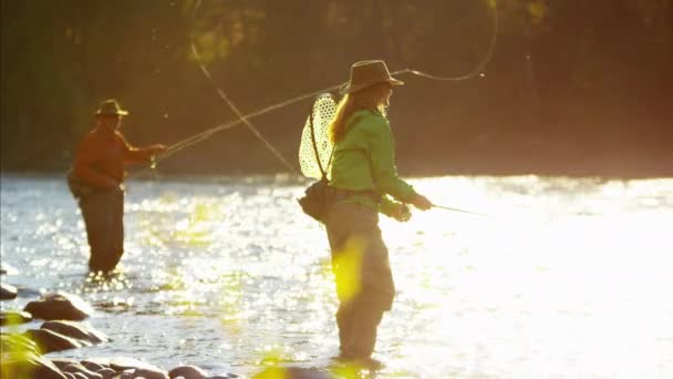 男性和女性的飞蝇钓在 St 玛丽河 — 图库视频影像