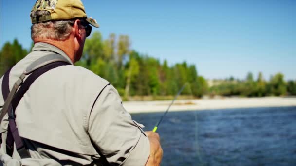 Pescador usando haste e bobina linha de fundição — Vídeo de Stock