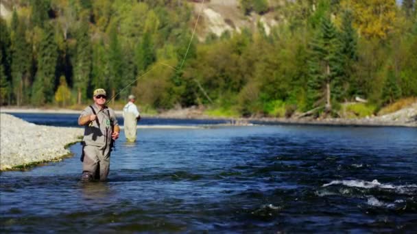 Pêcheur utilisant la canne et la bobine ligne de coulée — Video