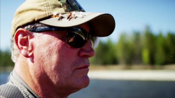 Balıkçı döküm hattı temiz su nehir — Stok video