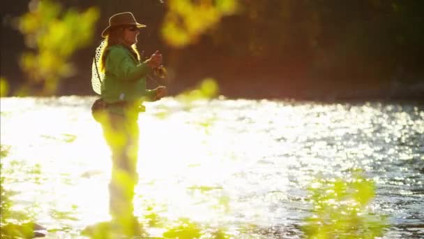 Kvinnliga casting linje i sötvatten river — Stockvideo