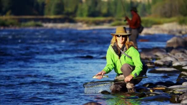 Женщина во время рыбалки в Канаде — стоковое видео