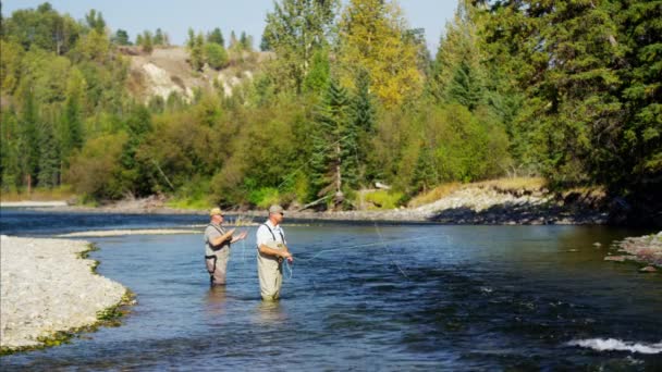 Línea de fundición de pescador en el río de agua dulce — Vídeos de Stock