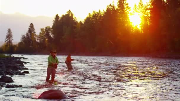 Pêche mâle et femelle au lever du soleil — Video