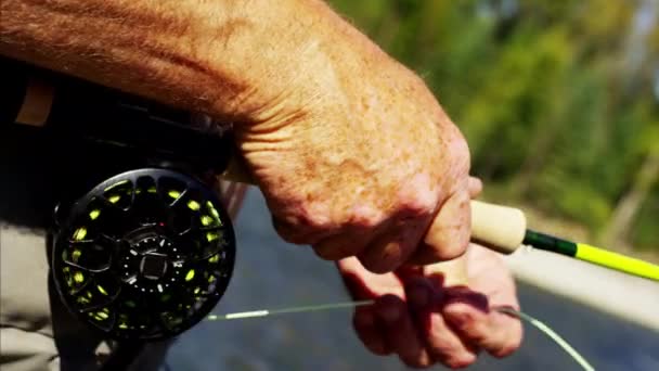 Línea de fundición de pescador en agua dulce — Vídeos de Stock