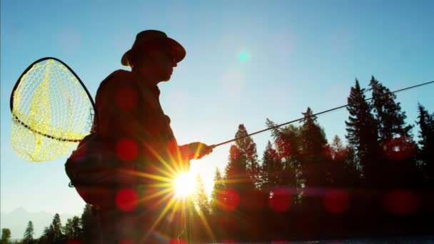 Hombre pescando trucha degollada — Vídeos de Stock