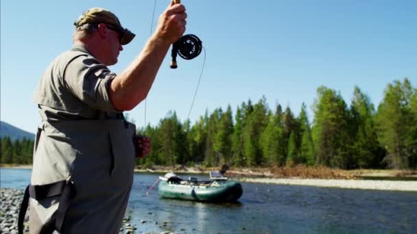 Pêche à la mouche des pêcheurs dans la rivière St Mary — Video