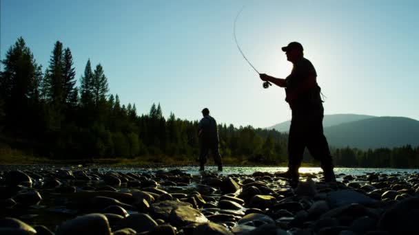 Rybacy casting linii w słodkiej wody rzeki — Wideo stockowe