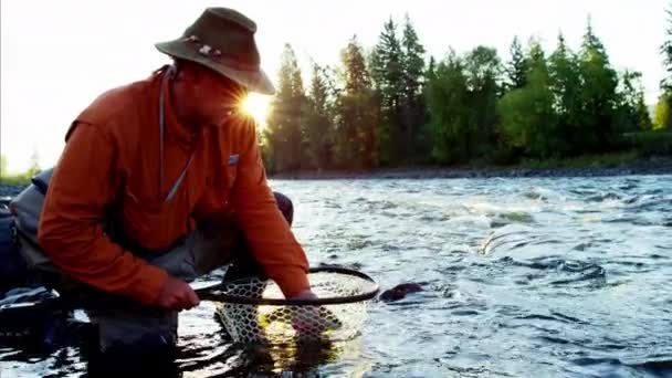 Pescador con captura en red de mantenimiento — Vídeos de Stock