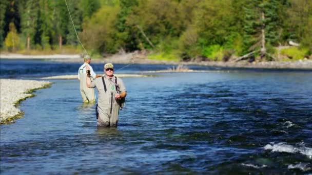 Pêcheur utilisant la canne et la bobine ligne de coulée — Video