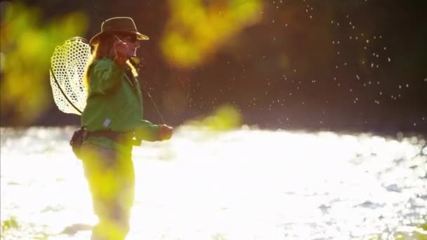 Fêmea pesca com mosca em água doce — Vídeo de Stock