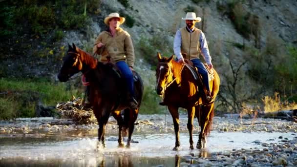 Cavaliers à cheval dans la vallée — Video