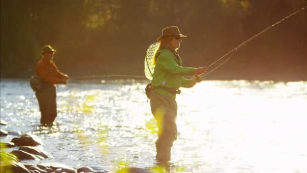 Pesca a mosca femminile e maschile in acqua dolce — Video Stock