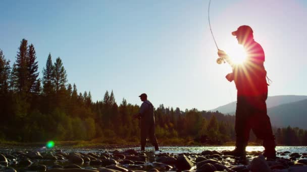 Halászok casting sort édesvízi — Stock videók
