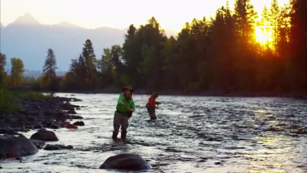 Pesca con mosca macho y hembra — Vídeos de Stock