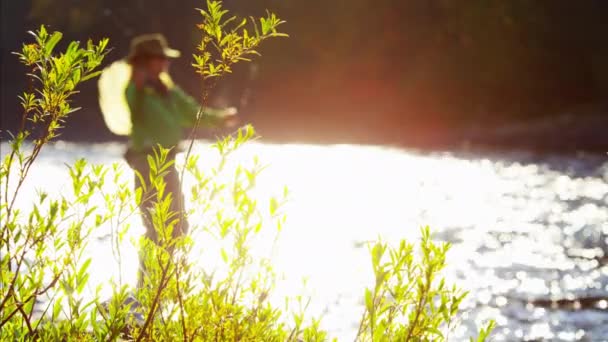 淡水の川で女性の鋳造ライン — ストック動画