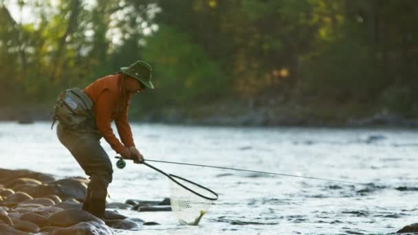 Рибалка кидає лінію в прісній воді — стокове відео