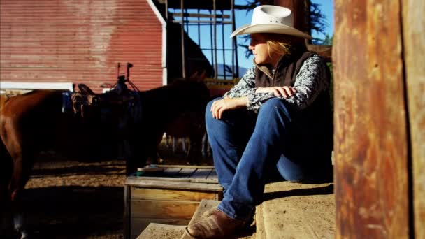 Cowgirl relaxační u kabiny — Stock video