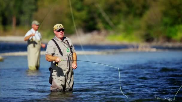 Pêcheur utilisant la canne et la bobine ligne de coulée — Video