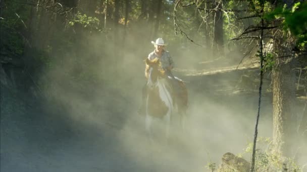Cowgirl roundup jezdec na ranči — Stock video