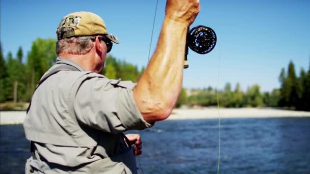 Linha de fundição de pescador em água doce — Vídeo de Stock