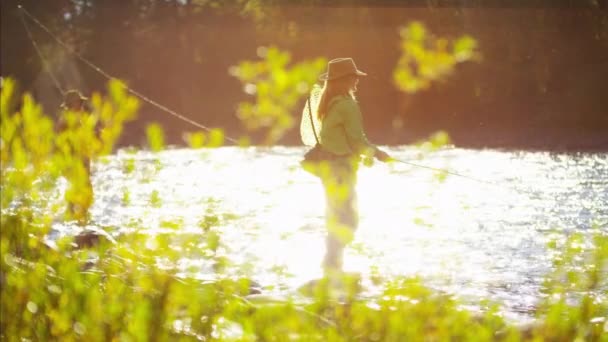 Pesca con mosca macho y hembra en St Mary River — Vídeo de stock