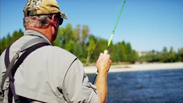Pescador usando haste e bobina linha de fundição — Vídeo de Stock