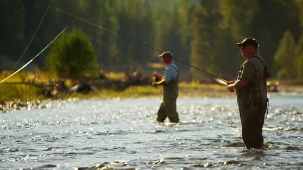 Pêcheur utilisant moulinet de pêche à la mouche — Video