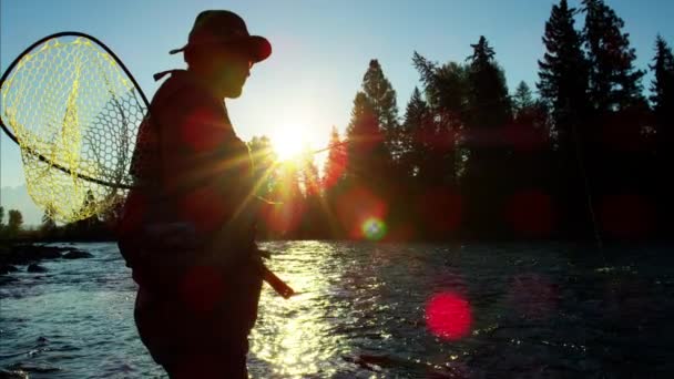 Людина з тримати сітку в прісній воді — стокове відео