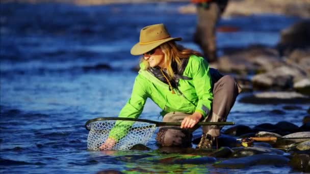 女性在加拿大钓鱼时 — 图库视频影像