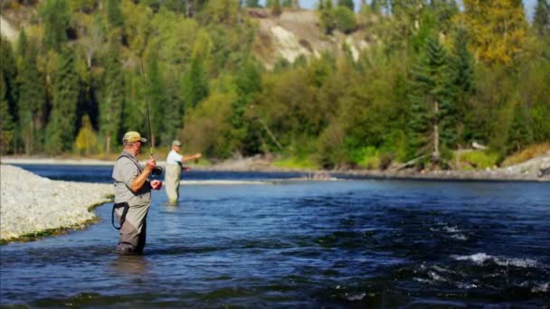 Pêcheur utilisant moulinet de pêche à la mouche — Video