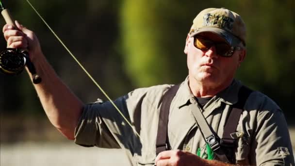 Pescador usando carretel de pesca com mosca — Vídeo de Stock
