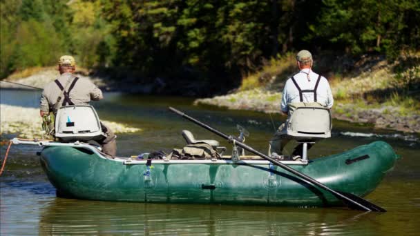 Οι άνδρες πετούν αλιεία από βάρκα rib — Αρχείο Βίντεο