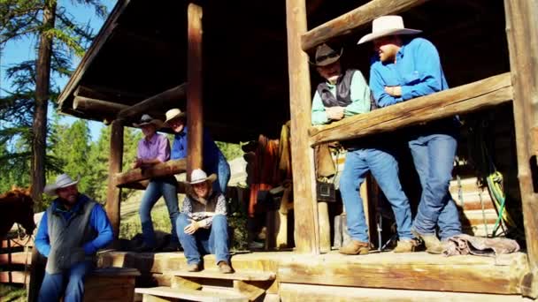 Vaquera y vaqueros relajarse en el rancho de caballos — Vídeos de Stock