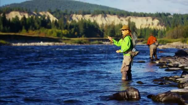 Pesca con mosca macho y hembra — Vídeos de Stock