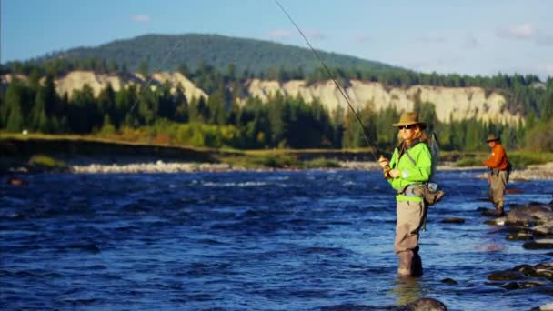 Pesca macho e fêmea ao nascer do sol — Vídeo de Stock