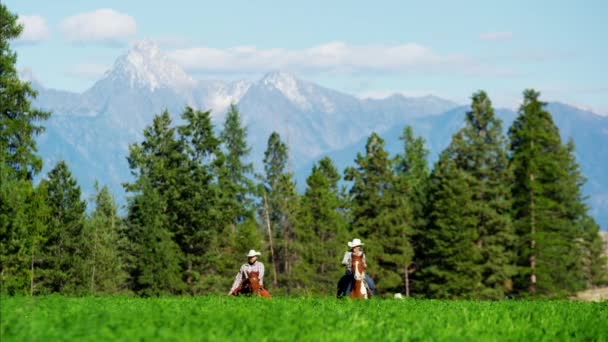 Cowboys e Cowgirls galopando no Canadá — Vídeo de Stock